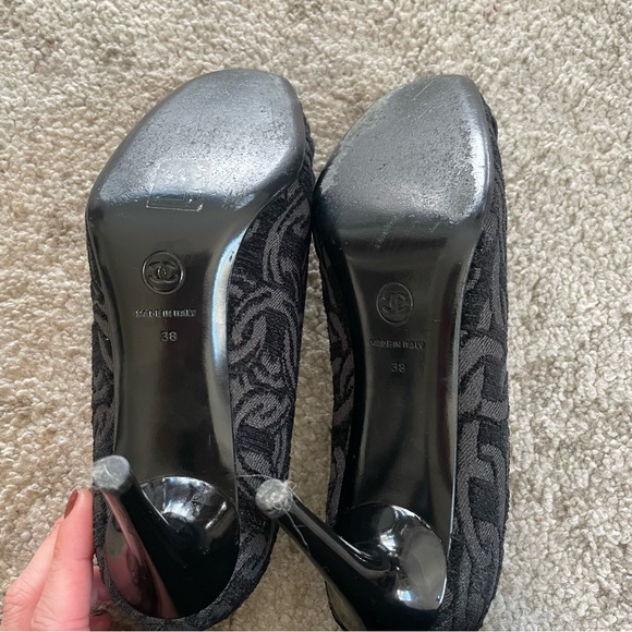 💯 CHANEL Black Embossed CC Pattern /w Floral Toe Pump Size 38 - Picture 11 of 16